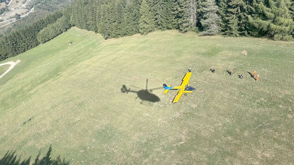 Einsatzkräfte mussten die drei Insassen aus dem Flugzeug bergen und versorgen. Foto: -/Italienische Bergrettung/dpa