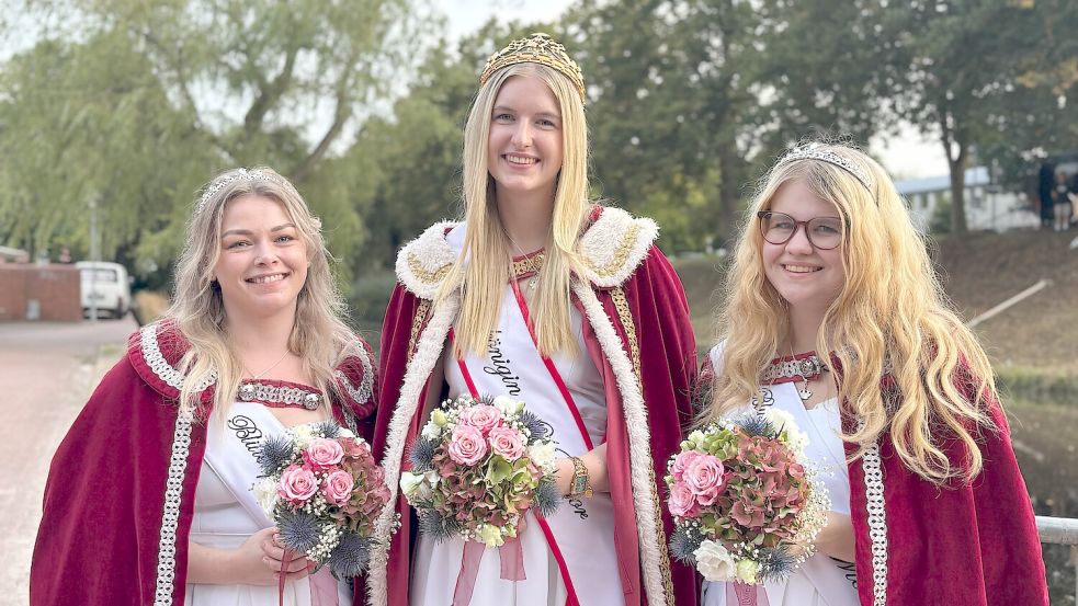 Blütenkönigin Larissa Kahmann und ihre Prinzessinnen Emma Hofer (rechts) und Janina Julius-Kroon (links) fahren am Montagabend zur Kirmes. Foto: Nicole Böning