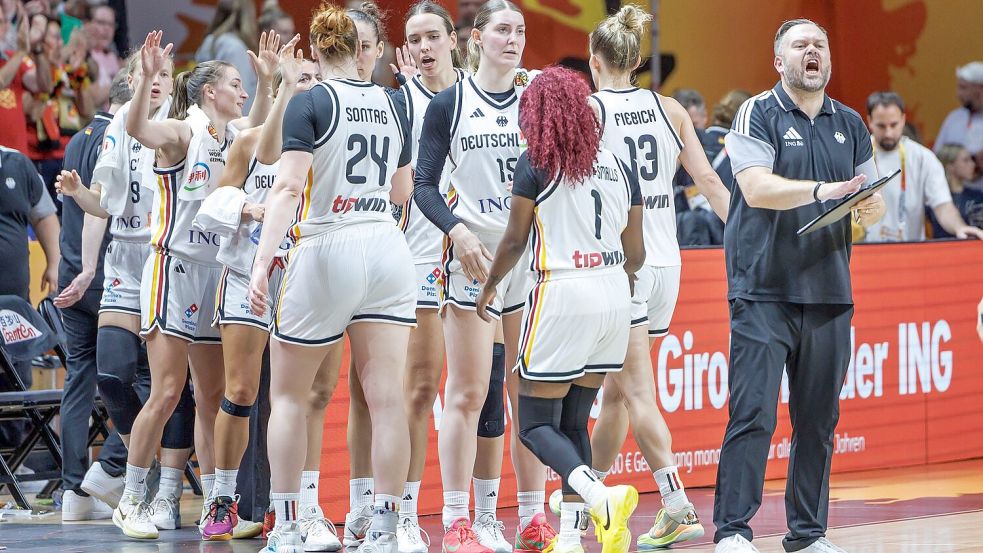 Deutschlands Basketballerinnen feiern den Einzug in die K.o.-Runde. Foto: Andreas Gora