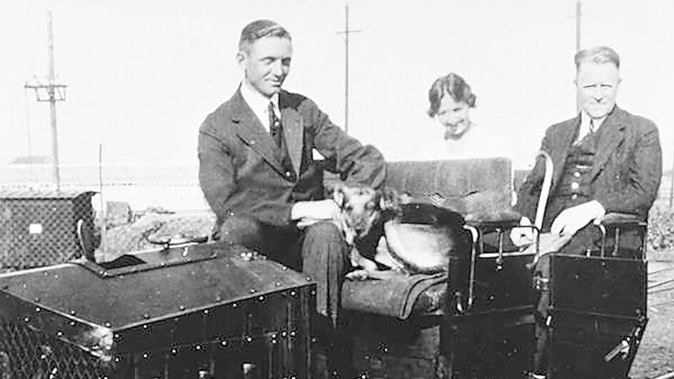 Jan Hinrichs (links) mit Hund auf einer Draisine: Im Zweiten Weltkrieg wurde der Kraftwerksdirektor für viele zu einer Zielscheibe. Foto: Karl-Heinz Frees