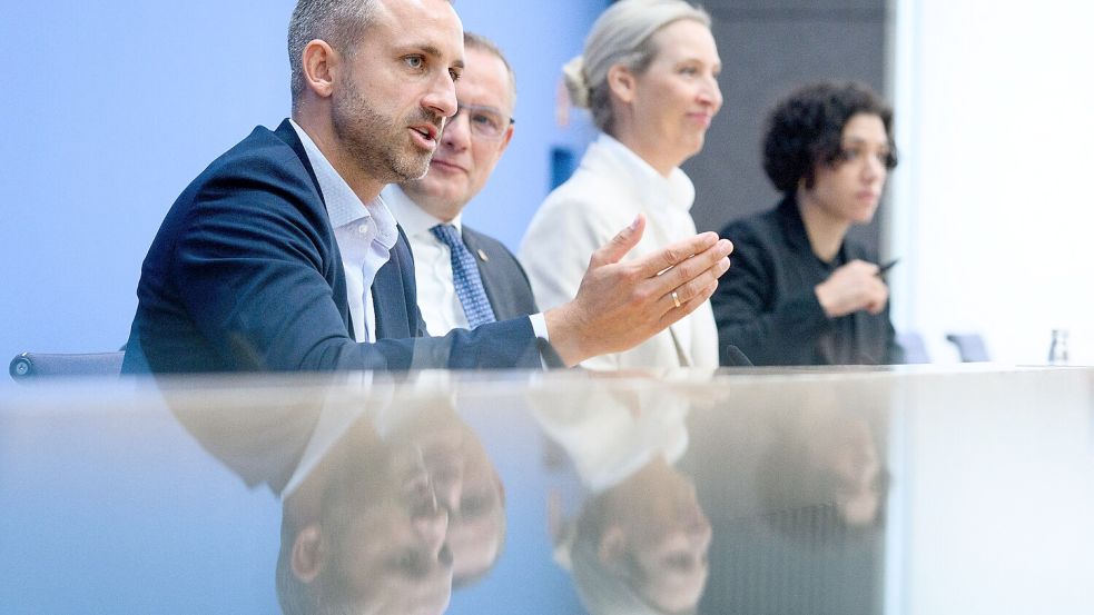 Sieht Alice Weidel (rechts) schon im Kanzleramt: Der Wahlsieger von Sachsen-Anhalt, Ulrich Siegmund (AfD), tritt selbstbewusst in Berlin auf. Foto: Bernd von Jutrczenka