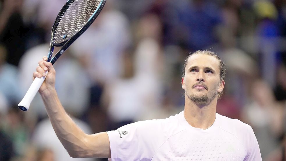 Alexander Zverev winkt nach seinem Sieg ins Publikum. Foto: Frank Franklin II