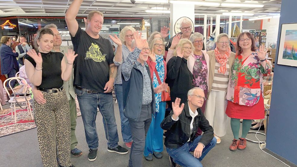 Die Kunstschaffenden feiern die 40. Ausstellung im Auricher Zwischenraum: Veronika Oremek, Martin Bessert, Ingrid Ziemer, Gabriela Kiefer, Norbert Kiefer, Soenke Hippen, Holger Oetjen, Michael Eiben sowie Mitglieder einer Malgruppe aus Emden. Foto: Günther Niet
