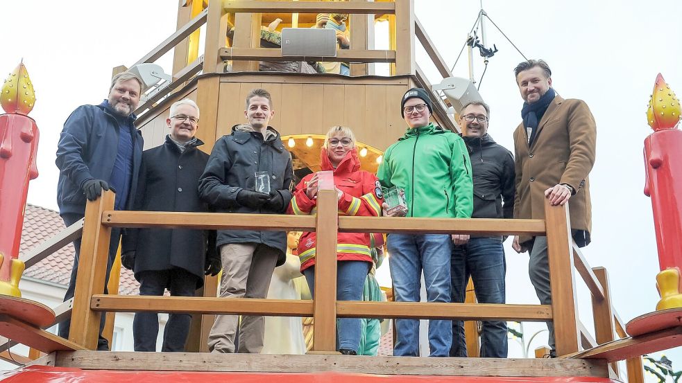 2023 erstmals verliehen: Drei Ostfriesen sind in luftiger Höhe mit dem 1. Young-People-Award ausgezeichnet worden. Julia Austen (Mitte) nahm die Goldene Pyramide, Martin Schröder (Dritter von links) die Silberne Pyramide und Marco Garrels (Dritter von rechts) die Bronzene Pyramide von Udo Hippen (von links), Rüdiger Musolf, Holger Wesseln und Stephan Schmidt entgegen. Foto: Stephan Friedrichs