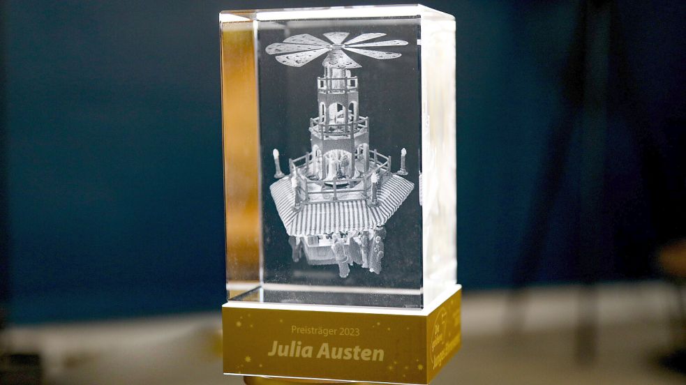 Wer gewinnt diesmal die „Goldene Pyramide“? Der erste Preis für das junge Ehrenamt ging 2023 an die DLRG-Rettungsschwimmerin Julia Austen aus Aurich, die neben diesem „Pokal“ auch 3000 Euro für ihr ehrenamtliches Projekt bekam. Foto: Romuald Banik