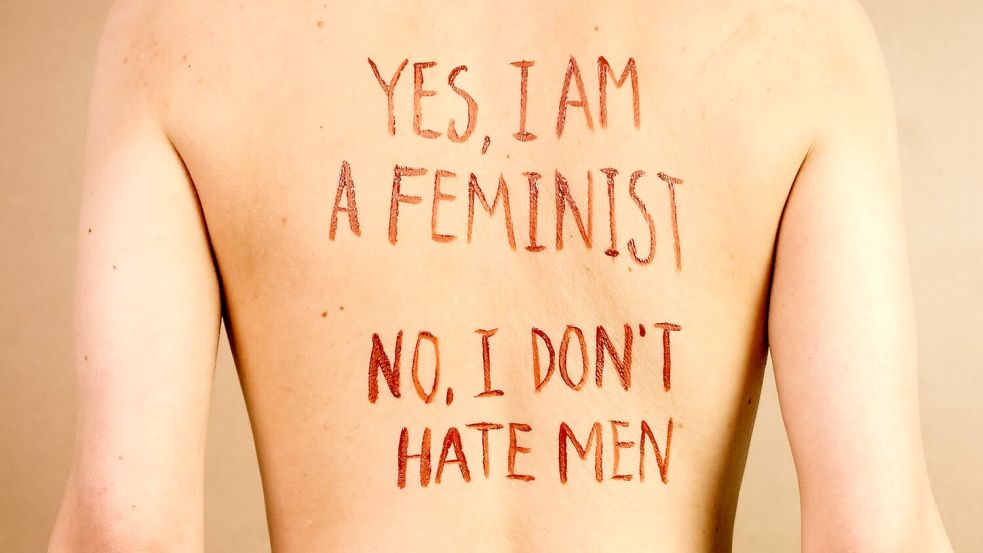 Eine Frau mit der Botschaft: „Ja, ich bin Feministin. Nein, ich hasse keine Männer.“ Foto: Polina/Pexels