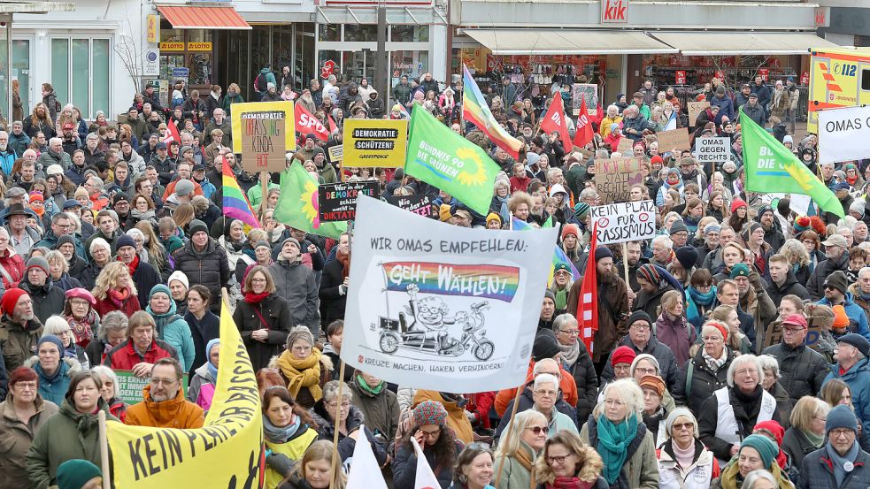 Bereits am 31. Januar 2025 demonstrierten mehr als 2000 Menschen auf dem Auricher Marktplatz für „Demokratie, Vielfalt, Menschenrechte und Solidarität“. Foto: Romuald Banik