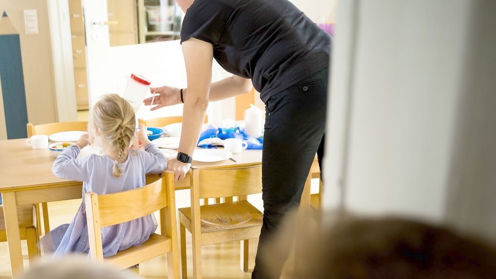 Der Ausbau der Kinderbetreuung wirkt sich der Studie zufolge auch noch nach Ende der Kita-Zeit positiv auf das Einkommen der Mütter aus. (Symbolbild) Foto: Carsten Koall