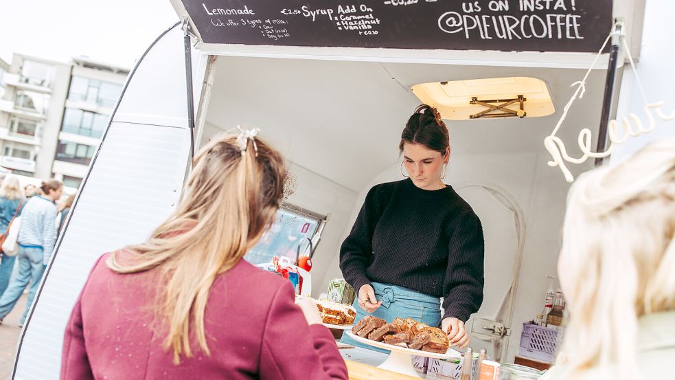 An Foodtrucks wird für kulinarische Genüsse gesorgt.