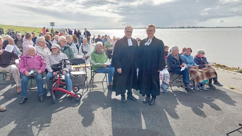 Die Pastoren Johannes Miege und Wolfgang Ritter gestalteten den Gottesdienst am Emsdeich gemeinsam. Foto: Erlösergemeinde