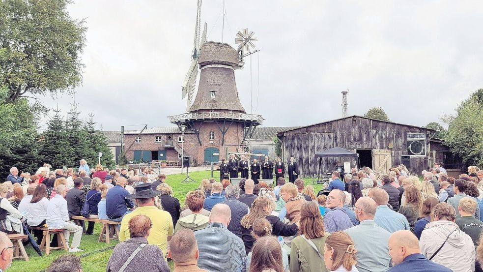 Beim Tauffest vor der Mühle war fast jeder Platz besetzt. Die Gäste lauschten gespannt den Worten der Pastorinnen und Pastoren. Foto: Käthe Dübbel