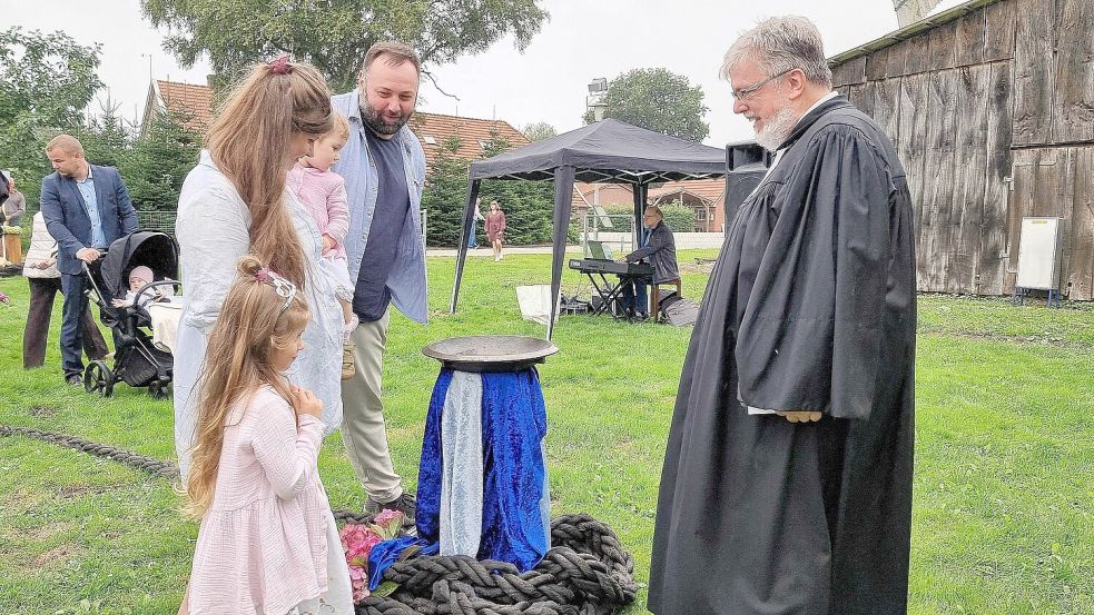 Carmen und Markus Frei sowie ihre ältere Tochter Smilla brachten Pastor Andreas Bartels die kleine Rosa Lale zur Taufe. Foto: Käthe Dübbel