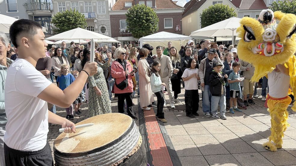 Auricher, die ihre Wurzeln in Vietnam haben, führten im September 2025 einen Drachentanz auf dem Auricher Marktplatz auf. Foto: Karin Böhmer