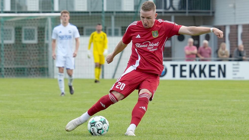 Tobias Steffen gab am Sonntag beim 3:1 gegen BW Hollage sein Heimdebüt für den TuS Pewsum. Foto: Erwin Schoneboom