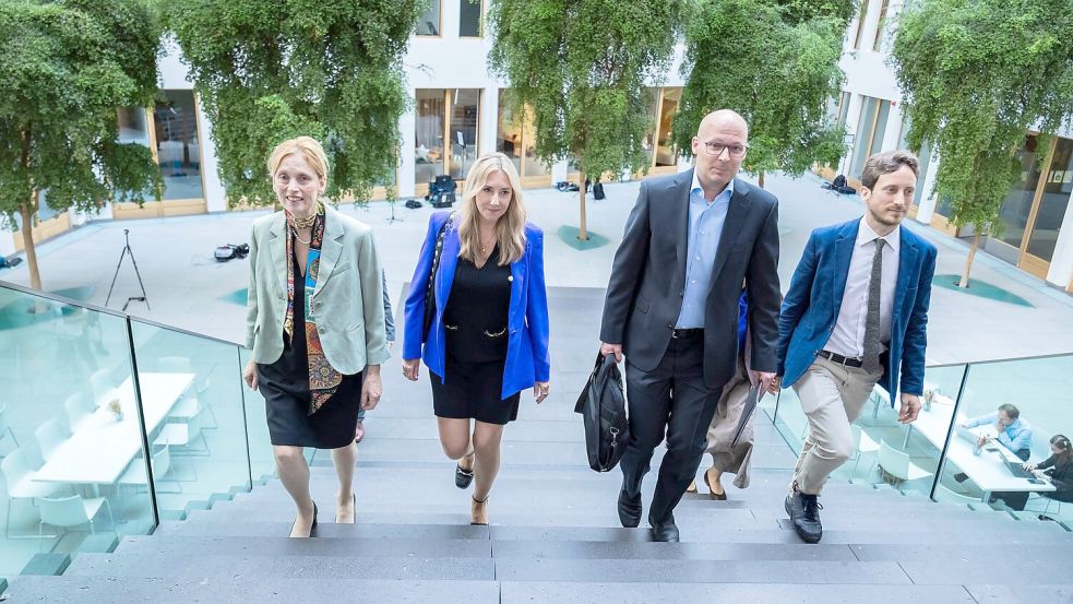 Bundesbildungsministerin Karin Prien und die Präsidentin der Bildungsministerkonferenz, Anna Stolz, zeigten sich beunruhigt, aber nicht überrascht von den Pisa-Ergebnissen. Foto: Christoph Soeder/dpa