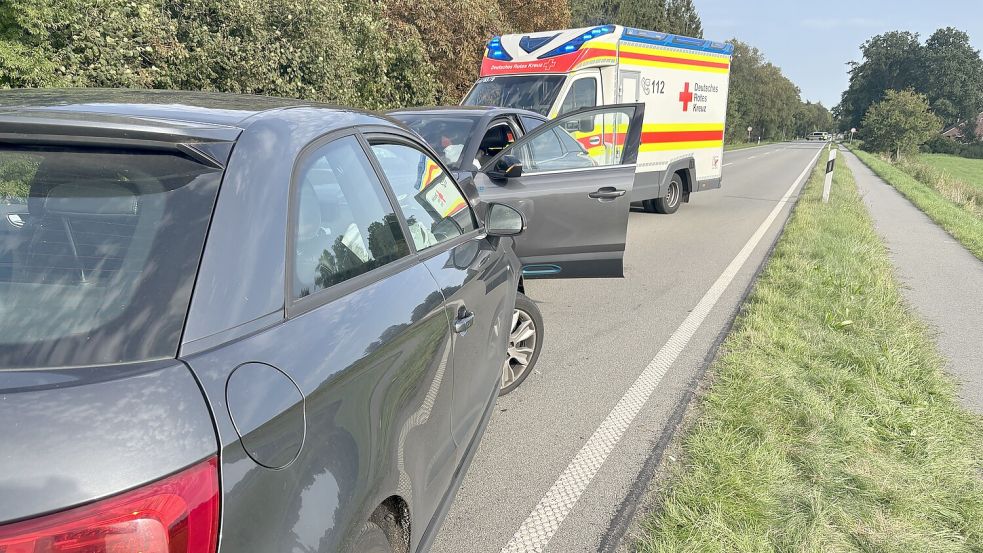 Nach dem Unfall auf der Bundesstraße waren die Rettungskräfte schnell vor Ort. Foto: Carsten Ammermann