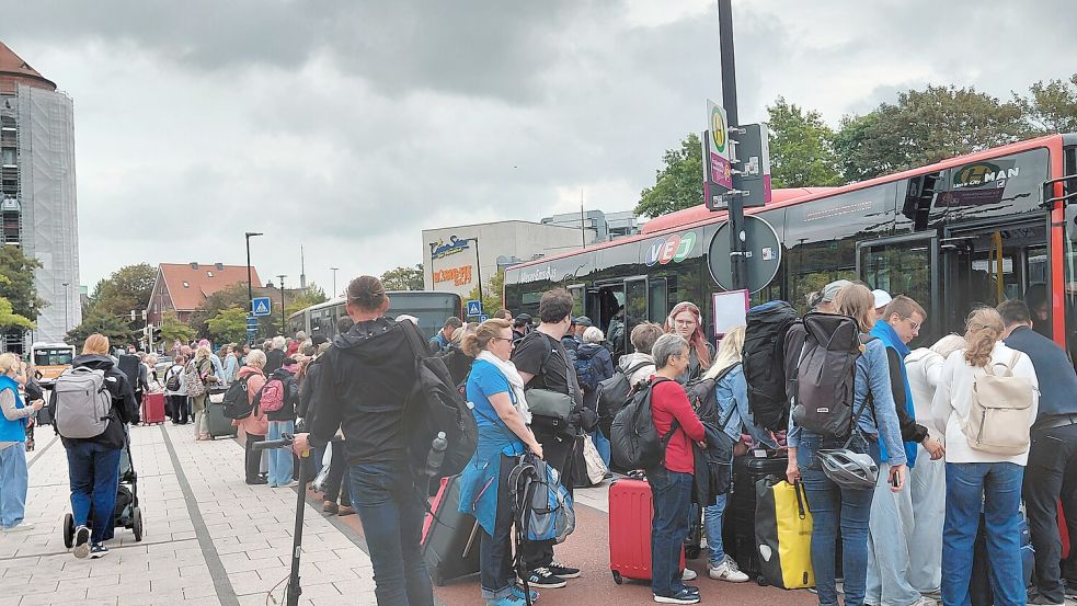 Gestrandete Fahrgäste in Emden steigen in die Ersatzbusse. Foto: Lisa Siegler