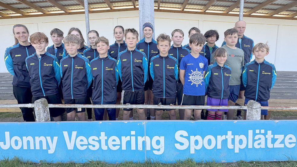 Diese D-Jugend ist für das Comeback des TSV Langeoog verantwortlich. Das Team wird von Anja Bias (hinten, links), Meik Julius (hinten, rechts) und Andre Nicorescu (nicht im Bild) trainiert. Foto: Dieter Kremer