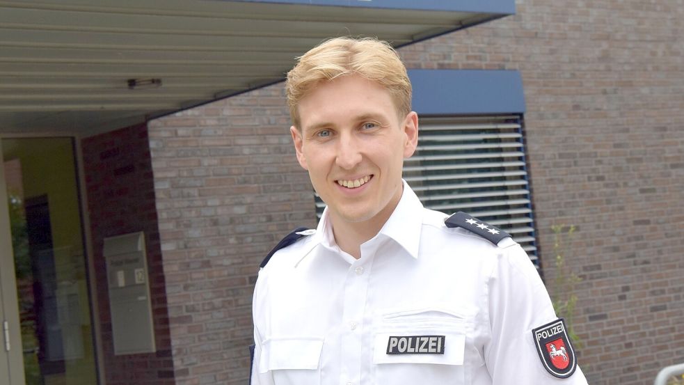 Neues Gesicht auf dem Chefposten in der Polizeistation Weener: Matthis Rost hat die Nachfolge von Christoph Hinrichs angetreten. Matthis Rost Foto: Polizei