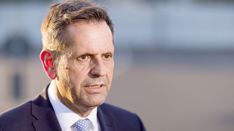 Auch der niedersächsische SPD-Landeschef Olaf Lies kritisiert den öffentlichen Whatsapp-Status von Frank Henning, in dem dieser eine noz-Journalistin beleidigte. Foto: Moritz Frankenberg/dpa