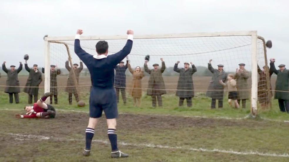 Trikots, Platz, Torpfosten und Zuschauer präsentiert das Video im 60er-Jahre-Stil. Foto: Screenshot vom Video