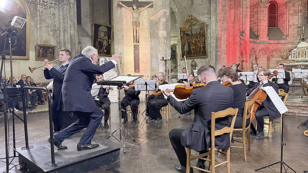 Hier sieht man das Orchester bei einem Charity-Konzert in der Kirche Saint Croix in Bordeaux. Foto: Ingo Brookmann