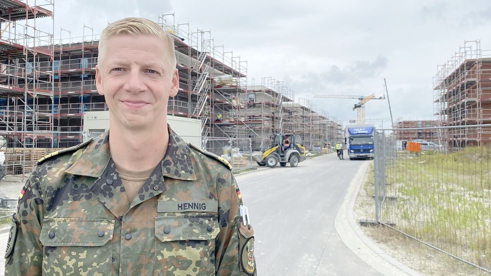 Korvettenkapitän Lars Hennig, Kasernenkommandant beim Marinestützpunktkommando Wilhelmshaven, vor seiner großen Baustelle. Foto: Imke Oltmanns