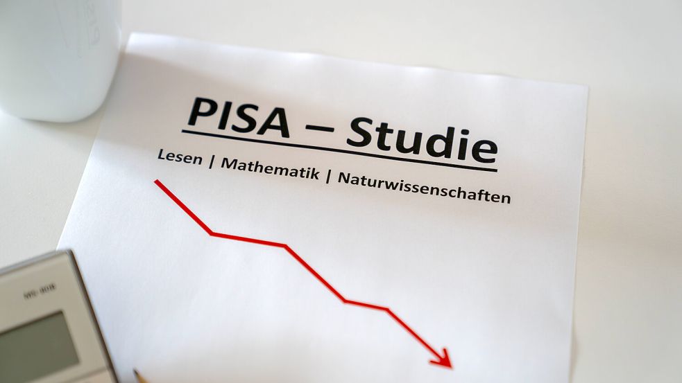 Deutschlands Schulen unter Druck: Der rote Abwärtspfeil steht symbolisch für rückläufige Leistungen und einen negativen Bildungstrend. Foto: IMAGO/Sven Heidmann