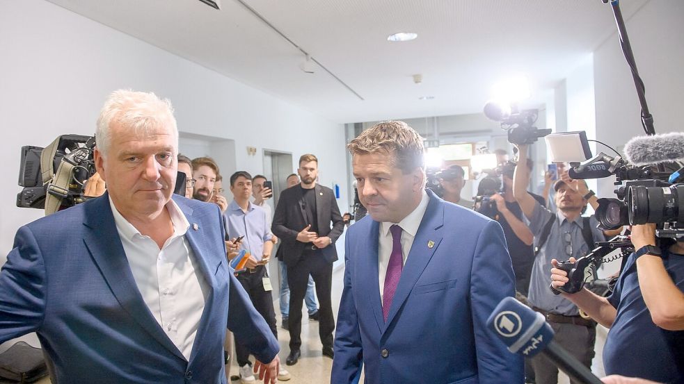 Sven Schulze (CDU) und Guido Heuer (CDU) kommen zur Fraktionssitzung. Foto: Klaus-Dietmar Gabbert