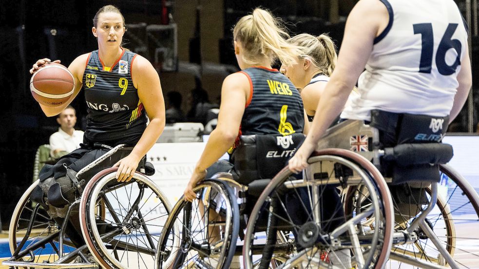 Die gebürtige Marienhaferin Lena Knippelmeyer (am Ball) startet erneut bei einem internationalen Turnier im Rollstuhlbasketball. Foto: Steffie Wunderl