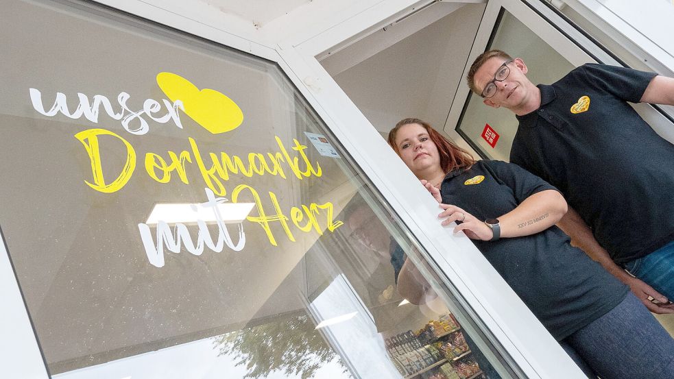Monika Feldkamp und Simon Garrels betreiben den „Dorfmarkt mit Herz“ in Neukamperfehn. Foto: Klaus Ortgies