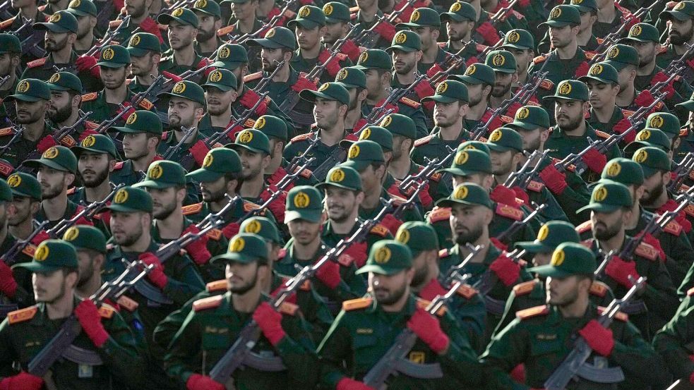 Die iranischen Revolutionsgarden verkündeten ihrerseits Vergeltungsangriffe. (Archivbild) Foto: Vahid Salemi/AP/dpa