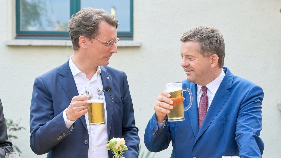 NRW-Ministerpräsident Hendrik Wüst (l) unterstützte seinen CDU-Kollegen Sven Schulze im Wahlkampf in Sachsen-Anhalt - nach der Niederlage fordert er nun eine Bund-Länder-Arbeitsgruppe zum verfassungsrechtlichen Umgang mit der AfD und möglichen Folgen. (Archivbild) Foto: Jan Woitas