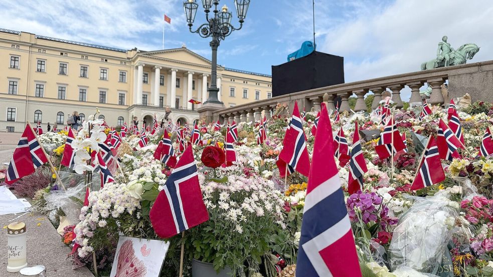 Der Schlossplatz in Oslo verwandelte sich in ein Blumenmeer. Foto: Jan Mies