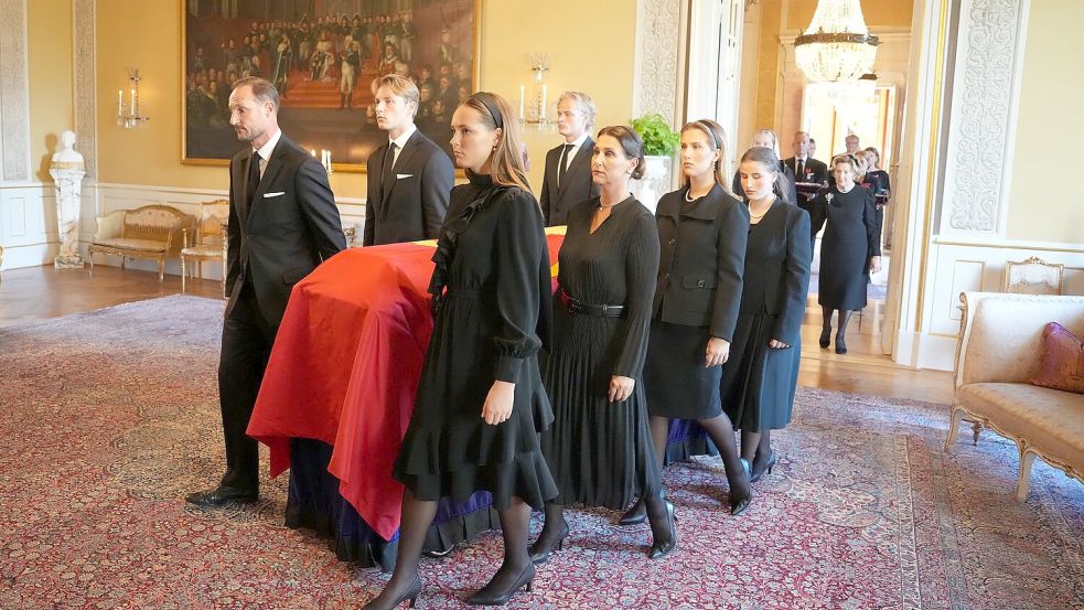 Die Familie nimmt an der letzten Ruhestätte nochmals Abschied von Harald. Foto: Ole Berg-Rusten/NTB Scanpix/AP/d
