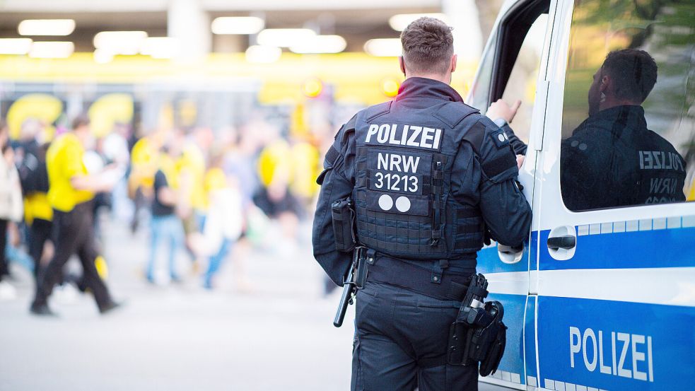 Bei Fußballspielen kommt es immer wieder zu Gewalttaten: Nun musste die Polizei zu einem Kreisliga-Spiel in Dortmund ausrücken. Foto: imago/Noah Wedel