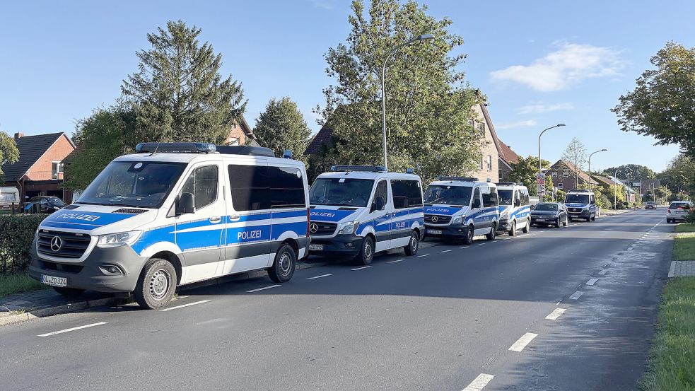 Mehrere Polizeiwagen stehen vor einem Wohnhaus. Foto: Privat