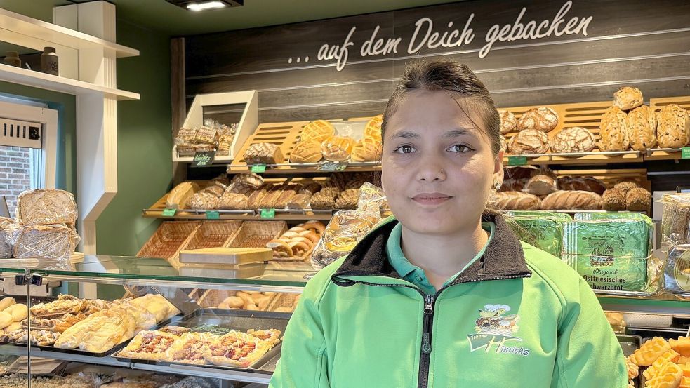 Yojana Adhikari stammt aus einem Gebirgsdorf im Himalaya. Während sie in der Bäckerei Hinrichs in Neuharlingersiel ihre Ausbildung zur Bäckereifachverkäuferin macht, hat eine Naturkatastrophe ihr Heimatdorf nahezu gänzlich vernichtet. Foto: Susanne Ullrich