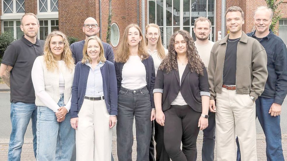 Die Agentur cw.marketing in Leer kümmert sich um die digitale Sichtbarkeit von Unternehmen. Zum Team gehören (von links): Renke Eilers, Lara-Marleen Zielinsky, Patrick Niessen, Lina Christmann, Wibke Groenewold, Sina Vosberg, Katharina Körner, Henrik Peters, Dennis Lingott und Germar Claus. Auf dem Bild fehlt Oleksandr Varava. Foto: privat