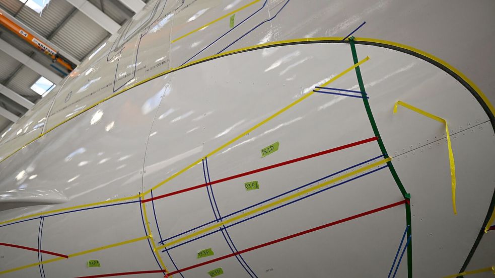 Eine künstliche Haifischhaut soll künftig den Treibstoffverbrauch des Airbus A330 auf Langstreckenflügen um zwei Prozent reduzieren. Foto: Katharina Kausche