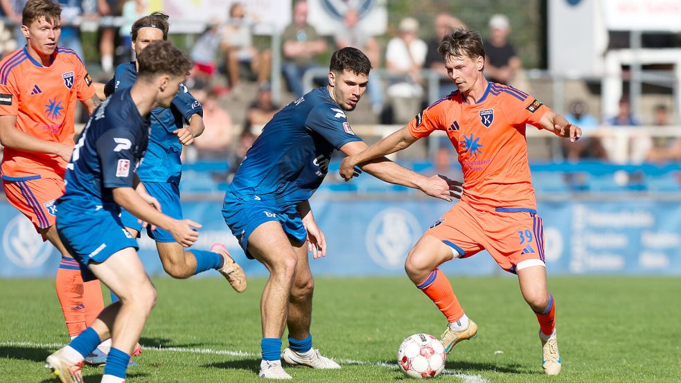 Nick Stepantsev (am Ball) trifft mit Kickers Emden am Samstagabend auf den SSV Jeddeloh. Foto: Jens Doden/Emden