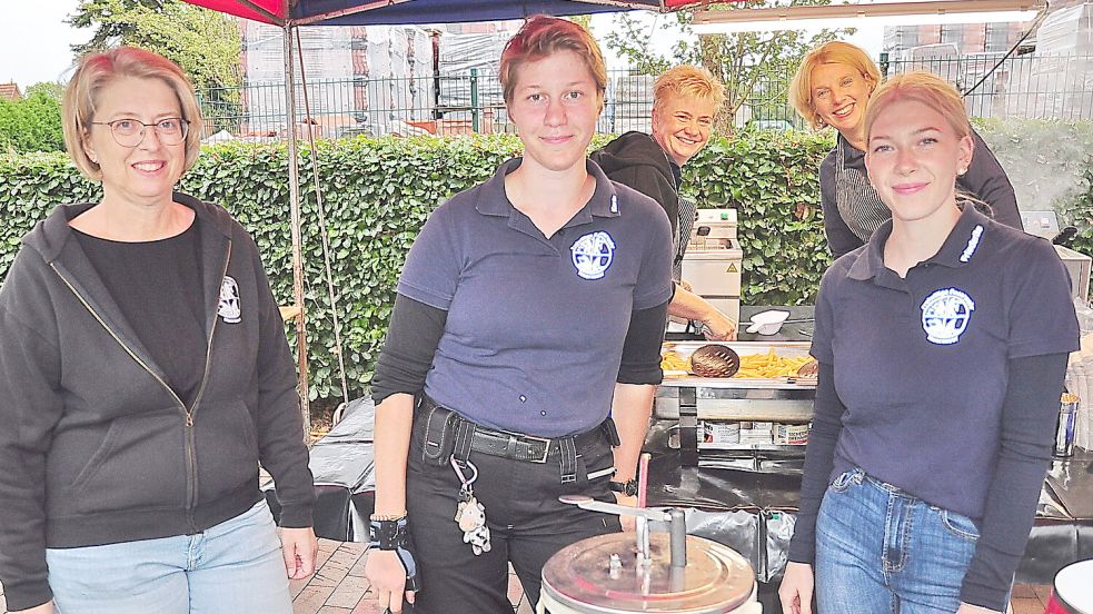 Diese Frauen sorgten beim Dorfgrillen in Neermoor für das leibliche Wohl der Gäste. Foto: Bodo Wolters