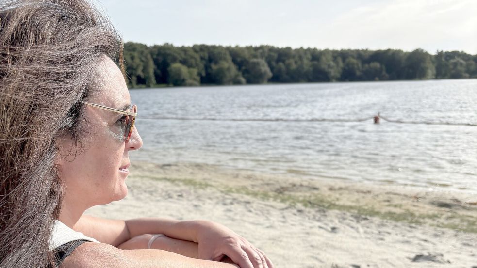 Am Hollener See in Ramsloh, einem Ort vieler gemeinsamer Erinnerungen mit ihrem Sohn, hofft Regina Meyer auf eine Wende nach dessen 18. Geburtstag. Foto: Horst Kruse