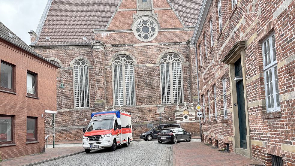 Eine Fußgängerzone vor der Neuen Kirche? Das wünscht sich die Bürgerinitiative „Verkehr(t) in Faldern“. Sie lädt jetzt zu einer Demo vor der Kirche ein. Foto: Stephanie Schuurman/Archiv
