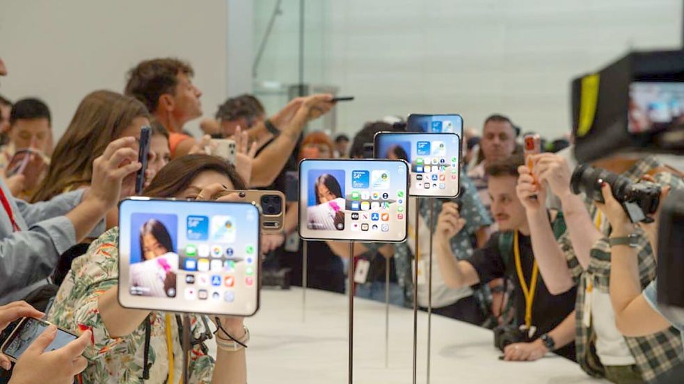 Mit dem Format des iPhone Duo sollen Nutzer Apple zufolge besser von dem größeren inneren Display profitieren als bei Modellen der Konkurrenz. Foto: Andrej Sokolow