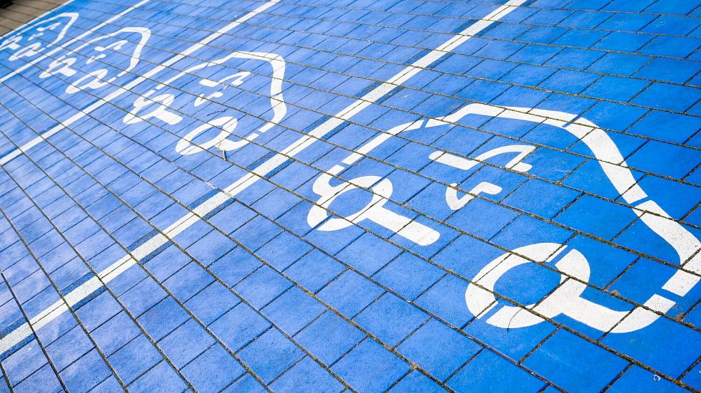Mehr als jeder vierte Fahrer eines Autos mit Verbrennermotor in Deutschland will aufs E-Auto umsteigen. (Symbolbild) Foto: Julian Stratenschulte