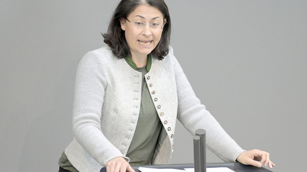 Filiz Polat in der 101. Sitzung des Deutschen Bundestages im ReichstagsgebÃ¤ude. Berlin, 28.04.2023 *** Filiz Polat in the 101 session of the German Bundestag in the Reichstag building Berlin, 28 04 2023 Foto:xF.xKernx/xFuturexImage Foto: IMAGO/Frederic Kern