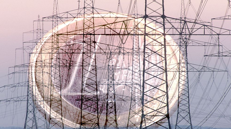 Energie und Strompreis Eine Euromünze steht hinter vielen Hochspannungsmasten am Horizont, als Symbolbild für hohe Energiekosten - FOTOMONTAGE - NUR FÜR REDAKTIONELLE VERWENDUNG - *** Energy and Electricity Prices: A euro coin is visible behind many high-voltage power poles on the horizon, serving as a symbolic image of high energy costs. PHOTO MONTAGE FOR EDITORIAL USE ONLY Foto: Imago/Wolfilser
