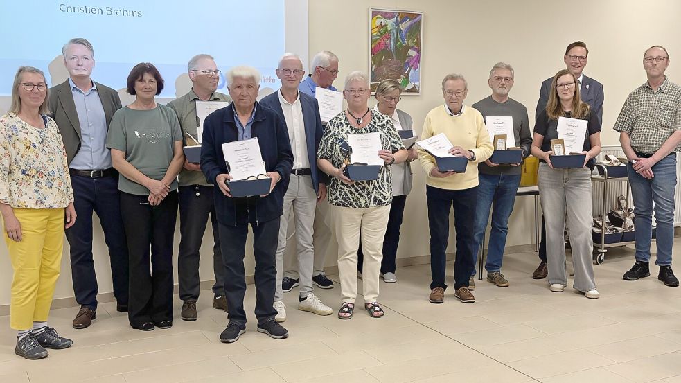 Vorsitzender Christian Brahms (2. von links) ehrte langjährige Mitglieder der Lebenshilfe Leer. Jann Meeuw (von rechts) bekam vom Landesvorsitzenden Erwin Drefs die silberne Ehrenadel der Lebenshilfe Niedersachsen überreicht.Foto: Lebenshilfe