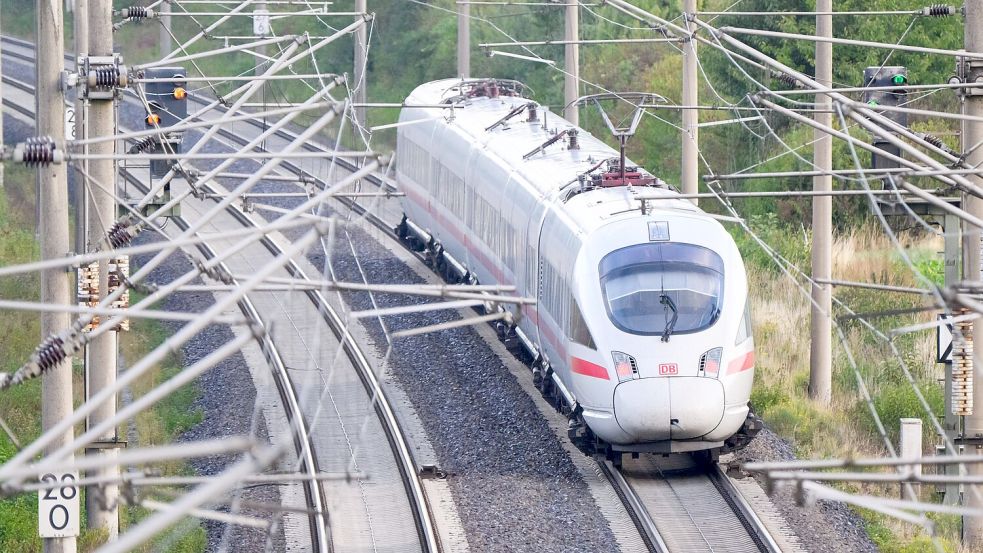 Saubere ICE und funktionierende Innenausstattung sollen Standard sein, sagt die Bahnchefin. Sie plant darüber hinaus aber noch weitere, grundlegende Veränderungen im Fernverkehr. (Archivbild) Foto: Julian Stratenschulte